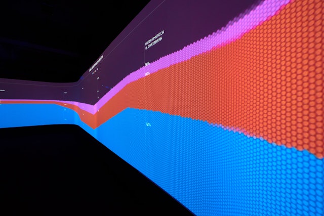 Hexagonal shapes are used as units to represent population growth.